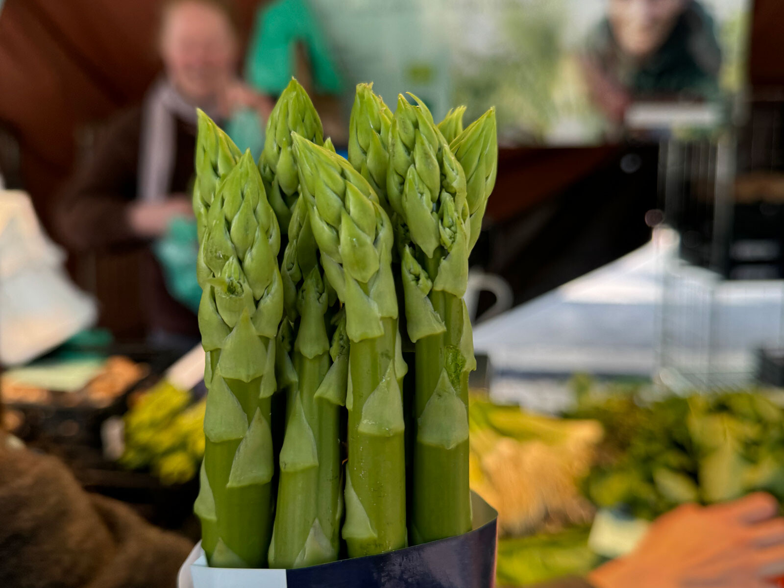 Grüner Spargel auf dem Wochenmarkt